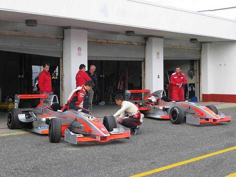 Oba vozy stáje Palmi motorsport před boxy.