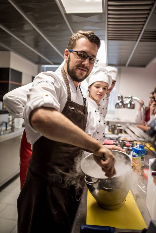 Workshop molekulární kuchyně studentů AHOLu - Střední škole gastronomie, turistiky a lázeňství v Ostravě.