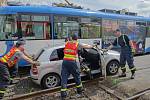 Srážka tramvaje s autem v Ostravě-Zábřehu skončila neštěstí jen šokem.