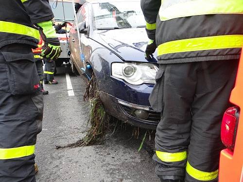 Zásah hasičů u nehody v Ostravě-Svinově.