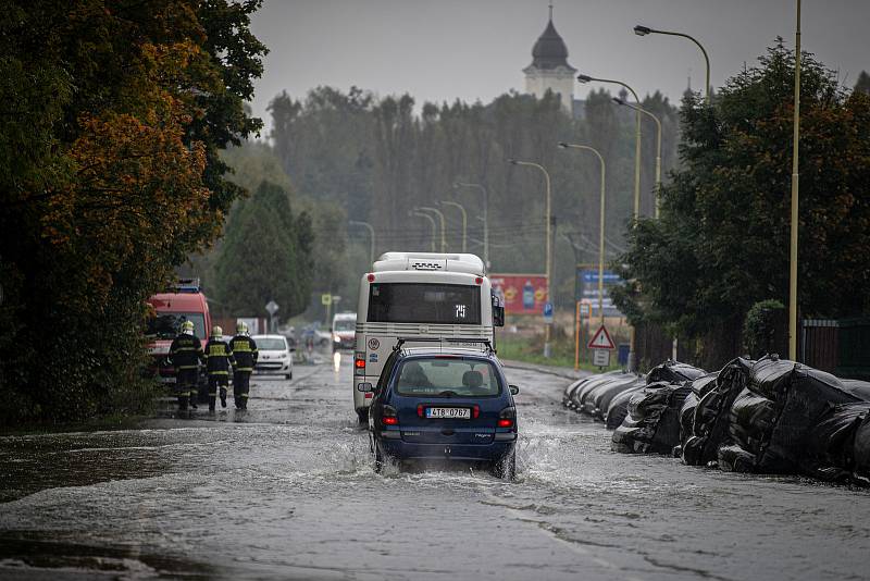 Protipovodňové zábrany odvádí vodu z jezera Štěrkovna, 16. října 2020 v Hlučíně.