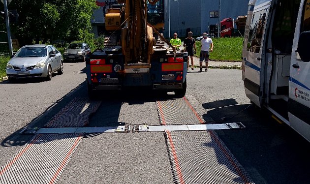 Policisté zastavili dvě přetížená vozidla.