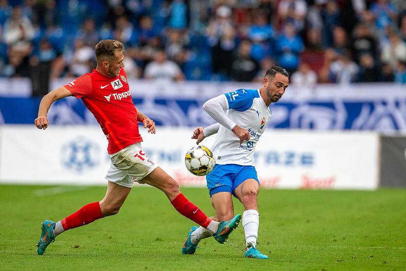 Utkání 6. kola první fotbalové ligy: Baník Ostrava - Zbrojovka Brno, 31. srpen 2022, Ostrava. Zleva Michal Ševčík z Brna a Eldar Šehič z Ostravy.