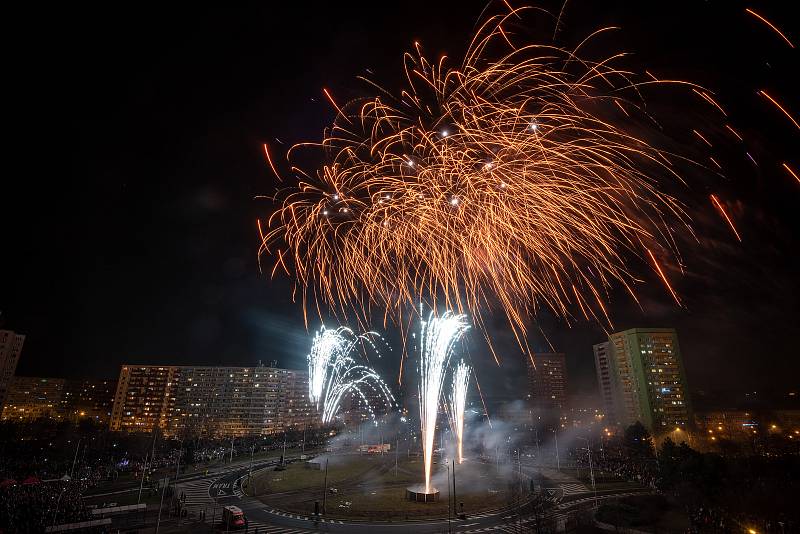 Novoroční ohňostroj v Ostravě-Hrabůvce, 1. ledna 2020.