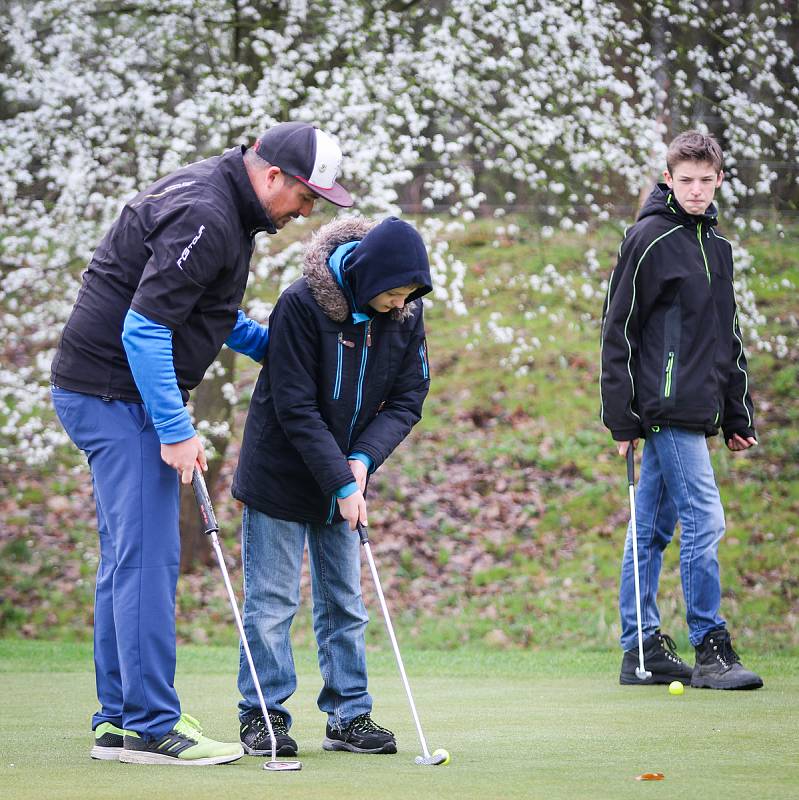 Zahájení golfové sezóny v Golf Park Lhotka.