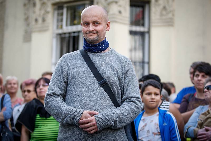 Slavnostní odhalení sochy Věry Špinarové v Husově sadu.Na fotografii autor sochy David Moješčík.