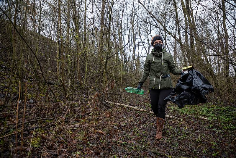 Pojďte s námi uklízet Ostravu. To byla dobrovolnická akce, jejíž cílem bylo uklidit okolí od odpadků a nepořádku kolem Slezskoostravského hradu, 17. dubna 2021 v Ostravě.