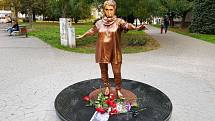 Ostravská socha Věry Špinarové se stala terčem vtipů na internetu.