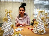 Michaela Marošová při výrobě vánočních dekorací, které ozdobí Dětský domov Na Vizině. 