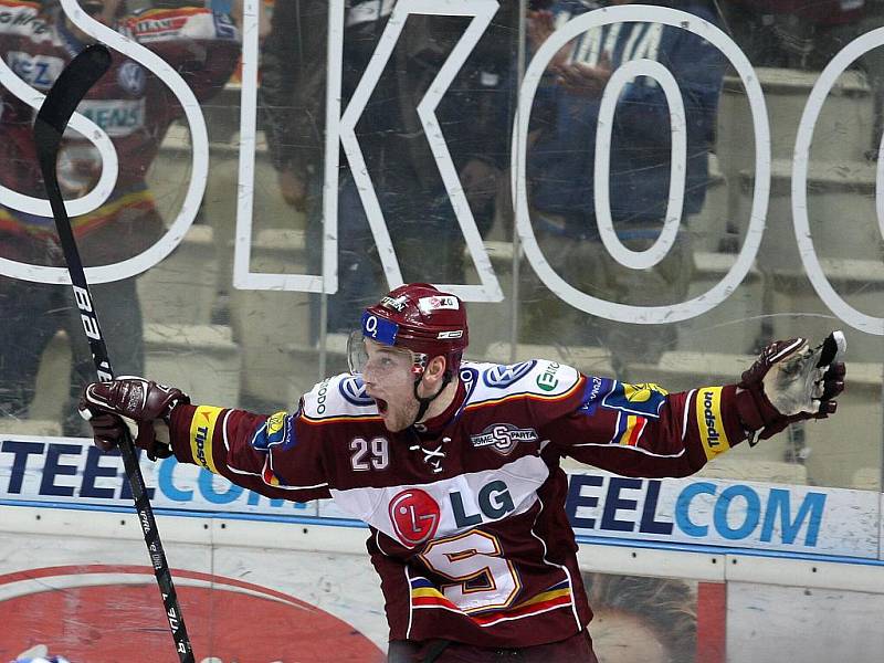 Hokejisté Sparty ve středu oplatili Vítkovicím den starou porážku a srovnali stav čtvrtfinálové série na 1:1.