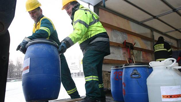 Za mimořádných bezpečnostních opatření dorazil ve čtvrtek odpoledne do ostravské spalovny nebezpečných odpadů utajený transport chemikálií z Pardubicka.