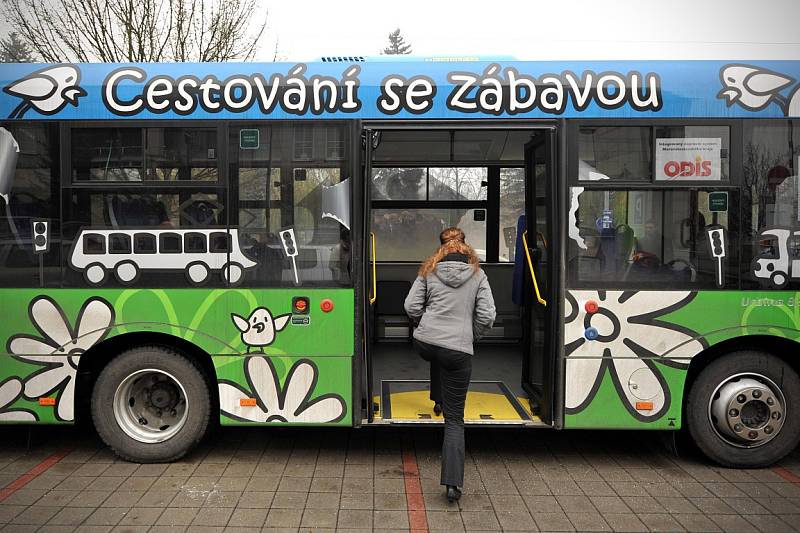 Promítací obrazovka, zásuvky, pohodlná sedadla. Takový luxus si budou moci užívat žáci středních a druhého stupně základních škol. Kraj totiž bude křižovat ODISbus.