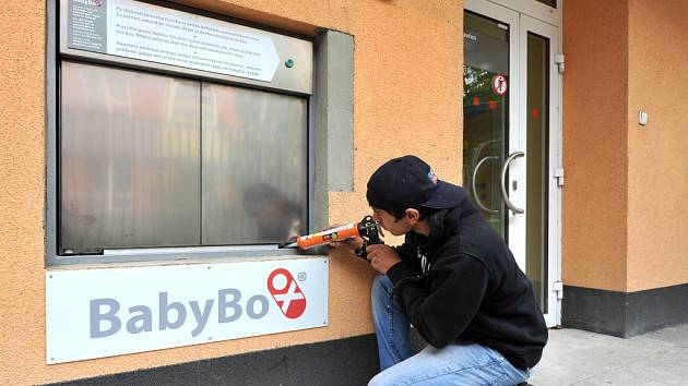 Oproti minulosti se zlepší nejen komfort odloženého miminka, ale také upozornění na to, že je uvnitř. Na snímku je montér Radek Jetelina, který ho včera instaloval na místě původního babyboxu. V nemocnicích v našem kraji je nyní celkem sedm babyboxů. 