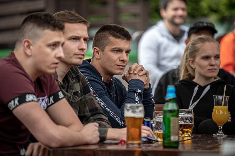 Hosté restaurace U Kocoura Olivera sledovali první zápas národního týmu na hokejovém šampionátu, který skončil Rusko-Česko 4:3. Bohumín, 21. května 2021.