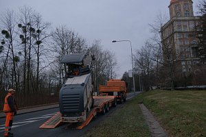 Vyprošťování silniční frézy v Porubě.
