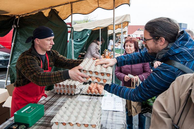 Farmářské trhy u nákupního centra Futurum v Ostravě  v sobotu 8. dubna. Na snímku prodejce vajec Dalibor Socha.