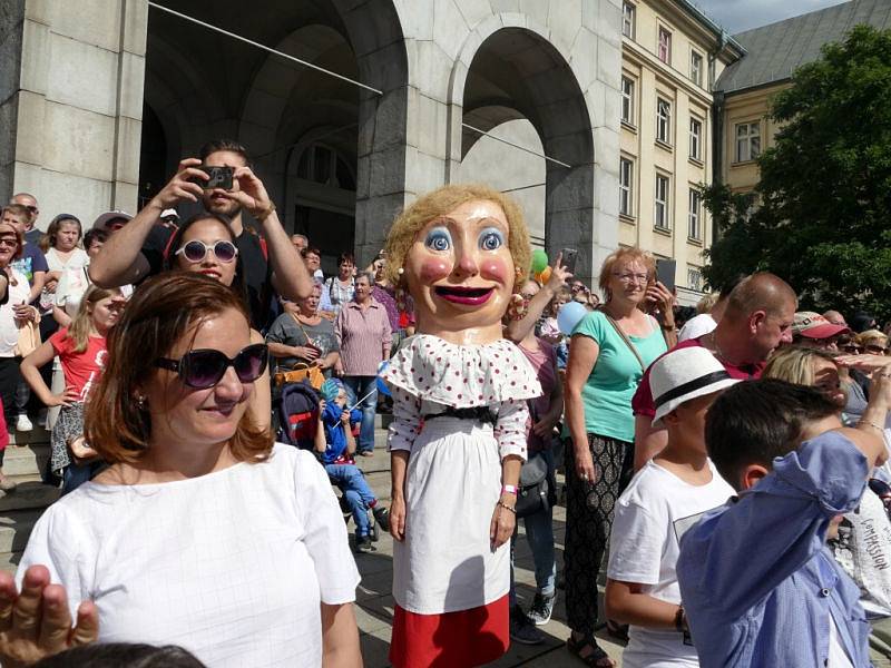 Začátek Festivalu v ulicích přilákal tisíce lidí. Bohatý program bude pokračovat ještě v sobotu a neděli.