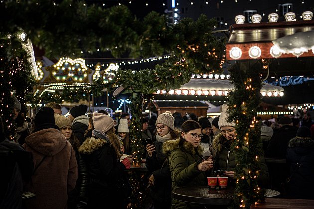 Vánoční trhy 11. prosince 2021 v polském městě Katovice (Katowice) na náměstí Rynek.