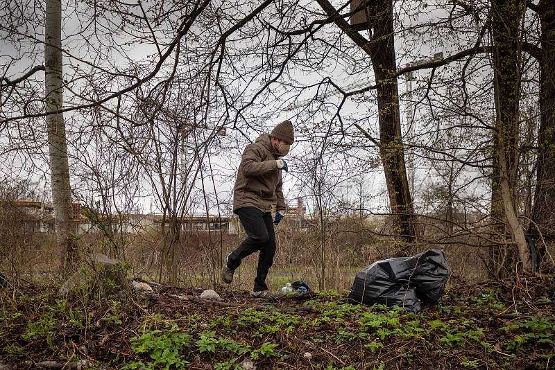 Pojďte s námi uklízet Ostravu. To byla dobrovolnická akce, jejíž cílem bylo uklidit okolí od odpadků a nepořádku kolem Slezskoostravského hradu, 17. dubna 2021 v Ostravě. Odpadky uklízel i primátor Ostravy Tomáš Macura.