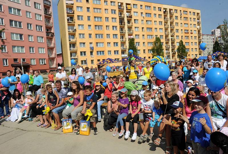 Sobotní dopoledne na novém dětském hřišti na sídlišti Ostrava Dubina. Program zpestřila ostravská zpěvačka Janků.