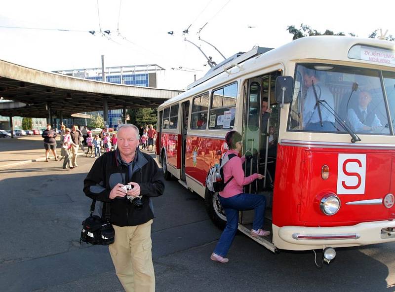 Ostravou jezdily historické trolejbusy