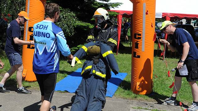  kompletním zásahovém obleku s desetikilogra­movým dýchacím přístrojem, maskou na obličeji vyrazili v sobotu na trať účastníci hasičského víceboje TFA Vratimov Cup 2012.