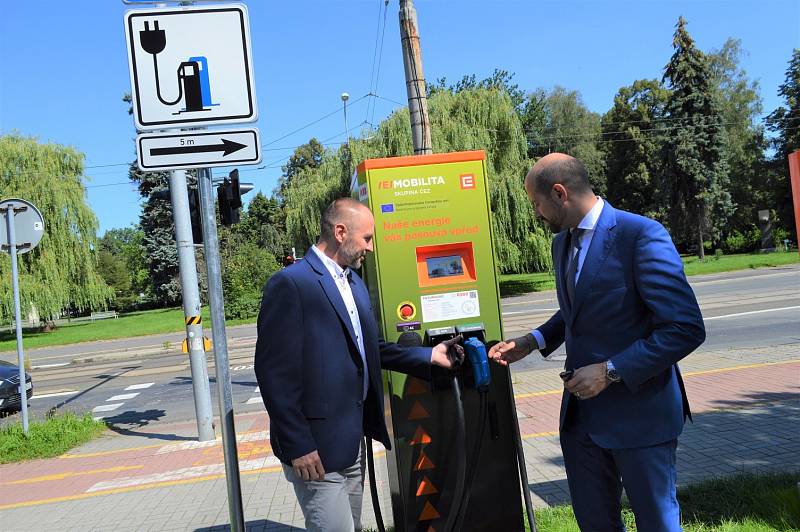 V Ostravě přibylo pět nových rychlodobíjecích stanic na elektromobily.