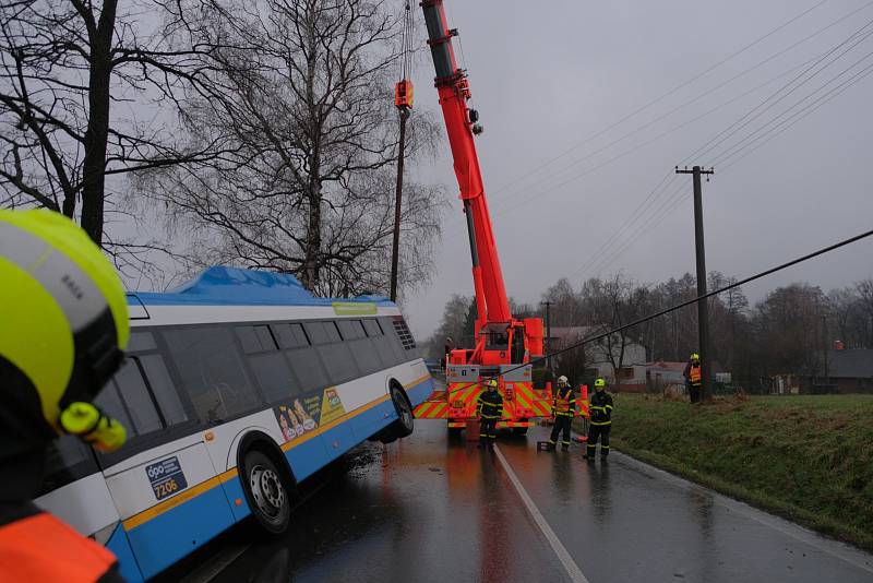 Autobus v Řepištích skončil v příkopu, hasiči nasadili těžkou techniku.