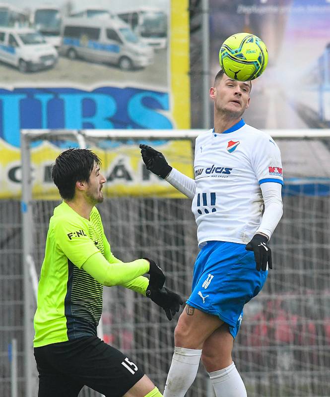 Fotbalisté Baníku Ostrava prohráli přípravné utkání s druholigovým Prostějovem 0:1. (6. ledna 2021, Ostrava). Na snímku v bílém Roman Potočný.