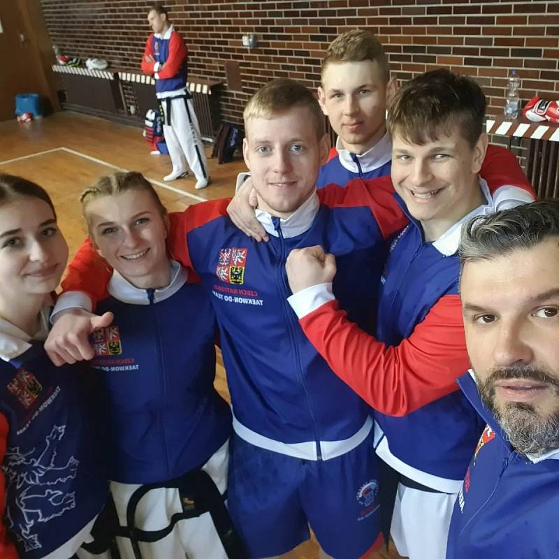 Gym Fighting Arena Ostrava-Poruba (ME v taekwondu ITF v chorvatské Poreči, 26. 3. až 2. 4. 2022). Zleva Tereza Kafonková, Tereza Tobolová, Stepan Knyshov, Tomáš Gola a trenéři Adam Chlebek a Kamil Šamal.