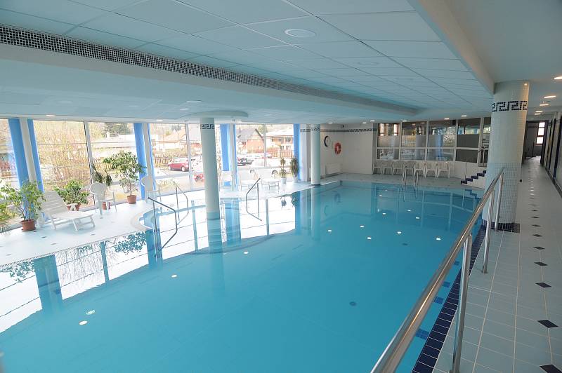 Hotel YURA disponuje také vnitřním bazénem.