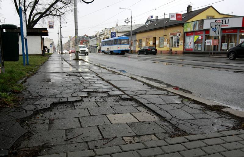 Na zastávce Hulváky mají lidé ke standardu i bezpečnosti daleko. 