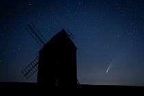 Kometa C/2020 F3 NEOWISE u větrného mlýnu, který se nachází v obci Stará Ves u Bílovce, 13. července 2020.