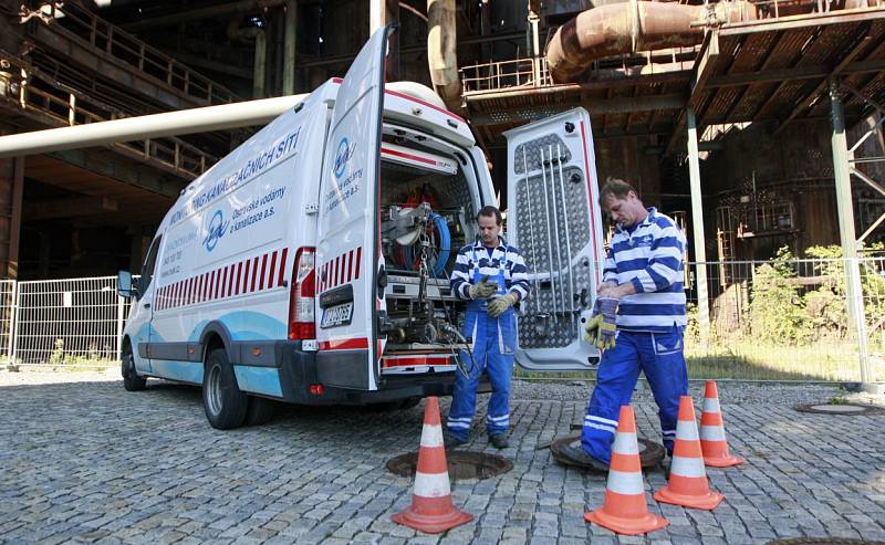 Pracovníci OVAK spouštějí do podzemí speciální kameru. Ta je umístěna na malém vozíku. Jejich kolegové ve voze pak sledují na monitoru, v jakém stavu potrubí je.  