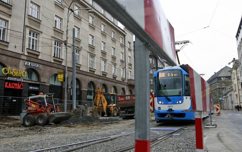 Rekonstrukce inženýrských sítí pod povrchem pravého jízdního pruhu ulice Nádražní v centru Ostravy. 