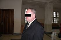 Milan A. (na snímku z jednání u krajského soudu) byl za obří daňový únik při obchodování s lihem odsouzen k jedenácti rokům vězení.