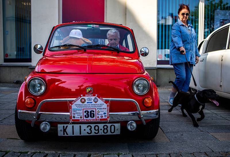 Setkání automobilových veteránů na Masarykově náměstí 25.května 2019 v Ostravě.