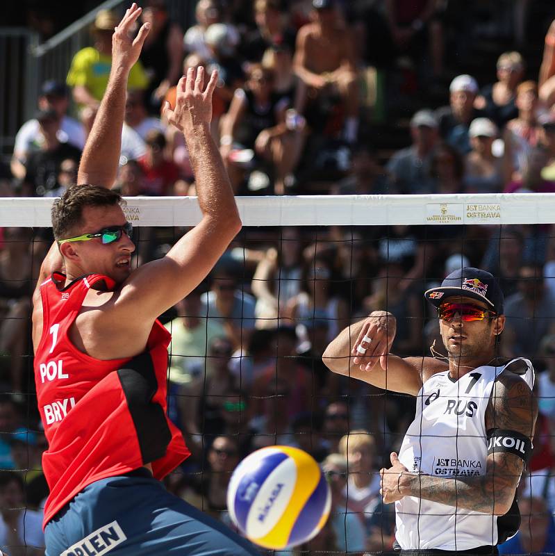 Muži: Zápas o 3. místo Polsko - Rusko. FIVB Světové série v plážovém volejbalu J&T Banka Ostrava Beach Open, 2. června 2019 v Ostravě. Na snímku (zleva) Michal Bryl (POL), Viacheslav Krasilnikov (RUS).