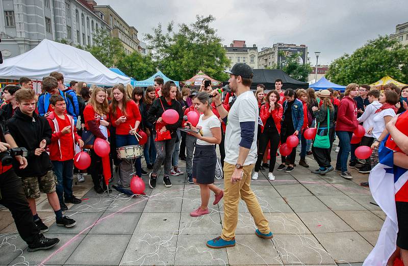 Hapening Ostravské univerzity na Masarykově náměstí v centru Ostravy.