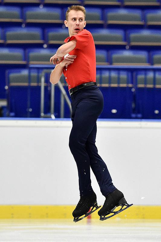 Podívejte se, takhle Michal Březina závodil v prosinci 2019 na mistrovství čtyř zemí v Ostravě, které vyhrál.