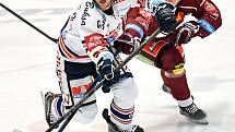 Utkání předkola play off hokejové extraligy - 2. zápas: HC Vítkovice Ridera - HC Sparta Praha, 12. března 2019 v Ostravě. Na snímku zleva Ivan Baranka, zprava Miroslav Forman.