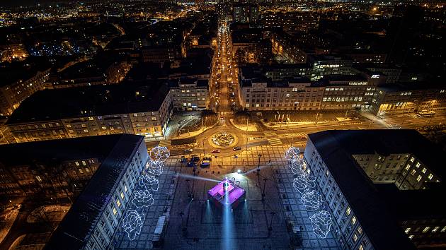 Nasvětlená letošní nová vánoční výzdoba před Novou radnicí, dílo Eriky Bornové s názvem Velký dar - úhel pohledu, na Prokešově náměstí, 22. prosince 2021 v Ostravě.