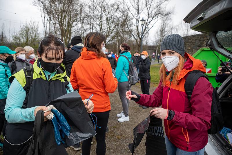 Pojďte s námi uklízet Ostravu. To byla dobrovolnická akce, jejíž cílem bylo uklidit okolí od odpadků a nepořádku kolem Slezskoostravského hradu, 17. dubna 2021 v Ostravě.