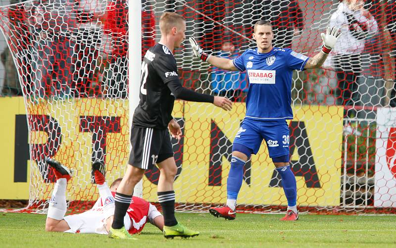 Utkání Fobalové národní ligy mezi FK Pardubice (ve červenobílém) a MFK Vítkovice ( v černém) na hřišti pod Vinicí v Pardubicích.