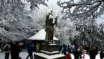 Na Pustevny zamířily v sobotu 9. ledna stovky turistů a desítky běžkařů.