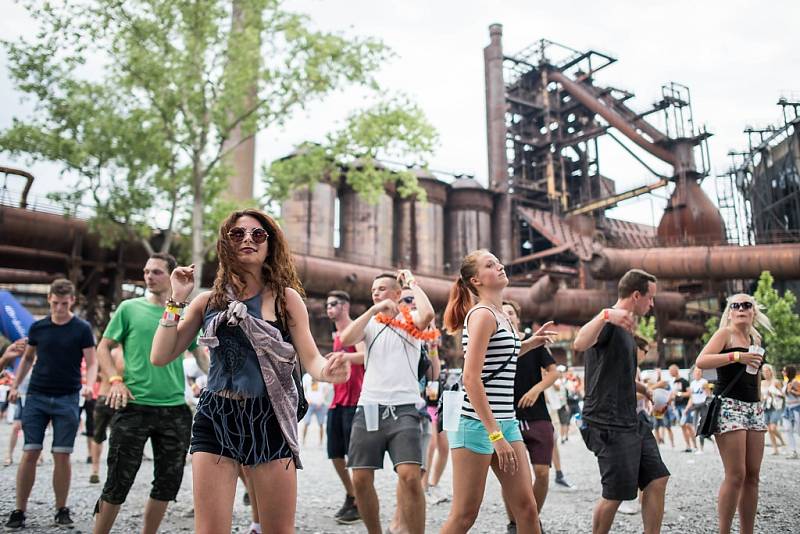 Na festival elektronické hudby Beats for Love si do Dolní oblasti Vítkovic našly cestu tisíce fanoušků. 