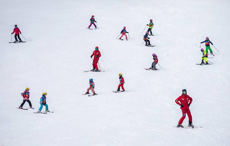 Lyžařská škola ve Ski areálu Bílá, 31. ledna 2020.