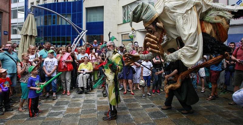 Dvoudenní Festival v ulicích dokázal po dva dny zaplnit centrum Ostravy, stejně tak okolní ulice, nábřeží u řeky Ostravice i areál výstaviště Černá louka.