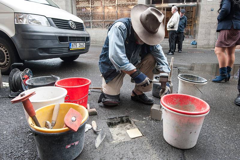 Před domem ve Velké ulici číslo 12 v centru Ostravy byly ve čtvrtek odpoledne položeny další Stolpersteine“, tedy kameny zmizelých.