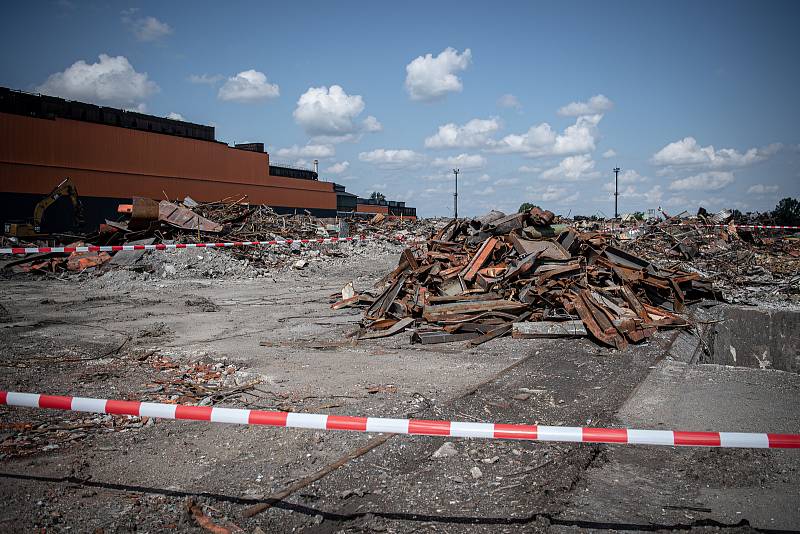 V areálu společnosti Vítkovice Steel probíhají dokončovací práce na demolici ocelárny zavřené v roce 2015 kvůli zpřísňování ekologických limitů, 21. července 2021 v Ostravě.